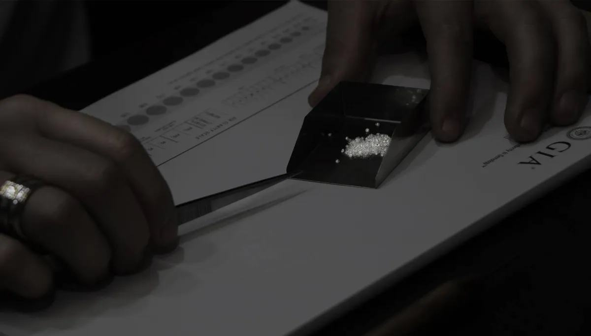 Instrumentos y diamantes en una mesa de trabajo
